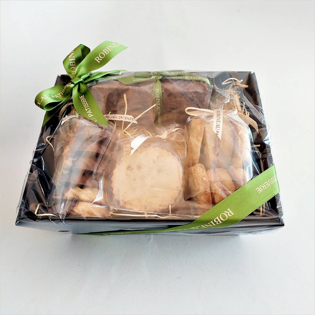 Biscuit Hamper with Undecorated Fruit Cake