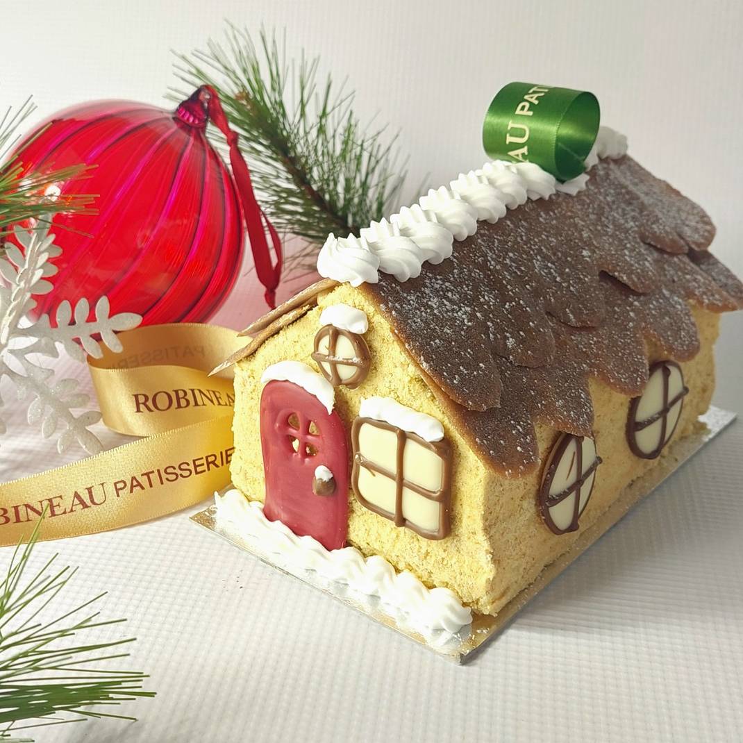 Detached Christmas Cottage Gateau