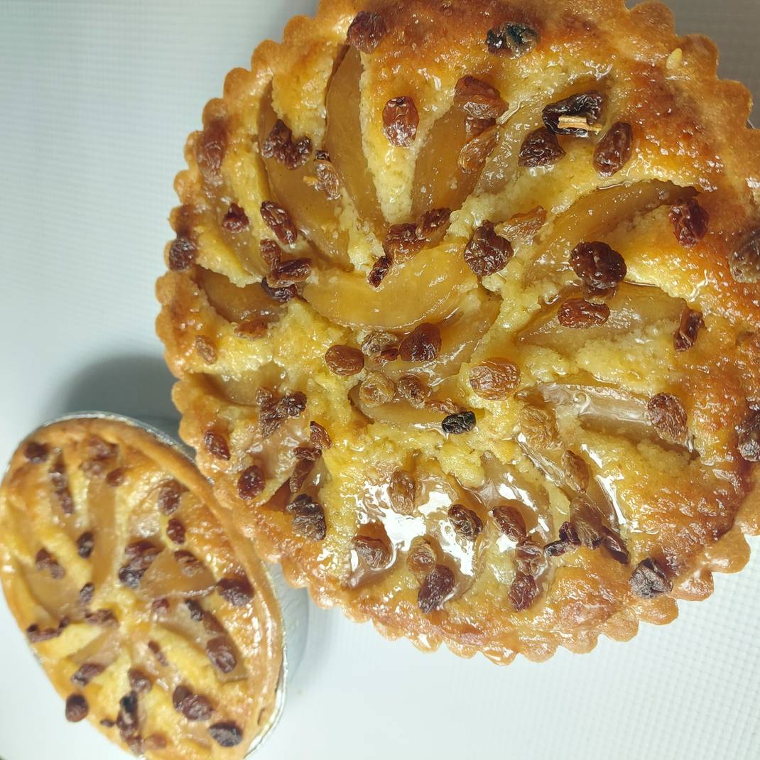 Spiced Pear & Brandy Soaked Raisins Frangipane (Medium)