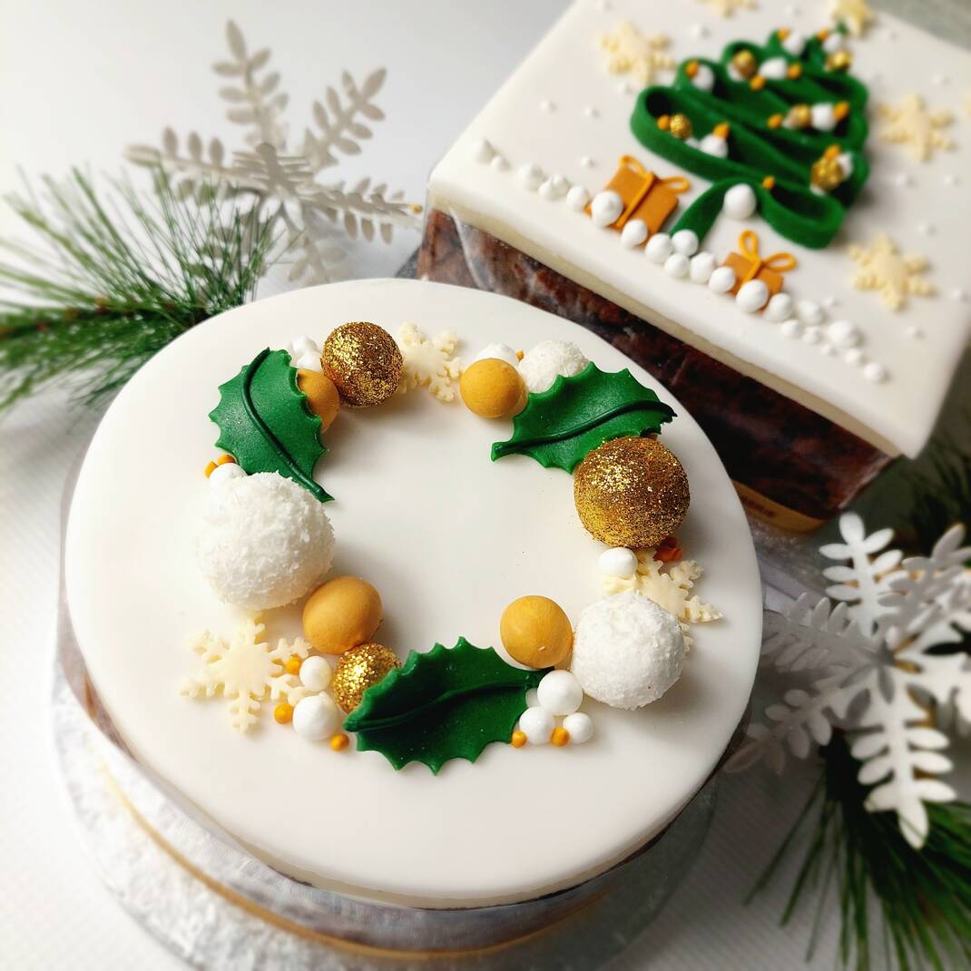 8 inch Round Christmas Bauble Decorated Fruit Cake