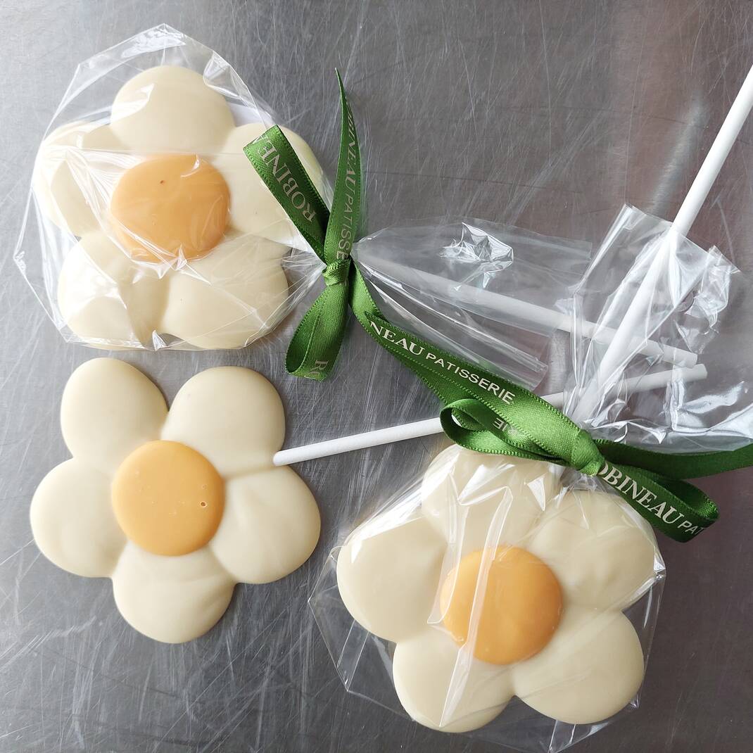 White Chocolate Flower Lolly