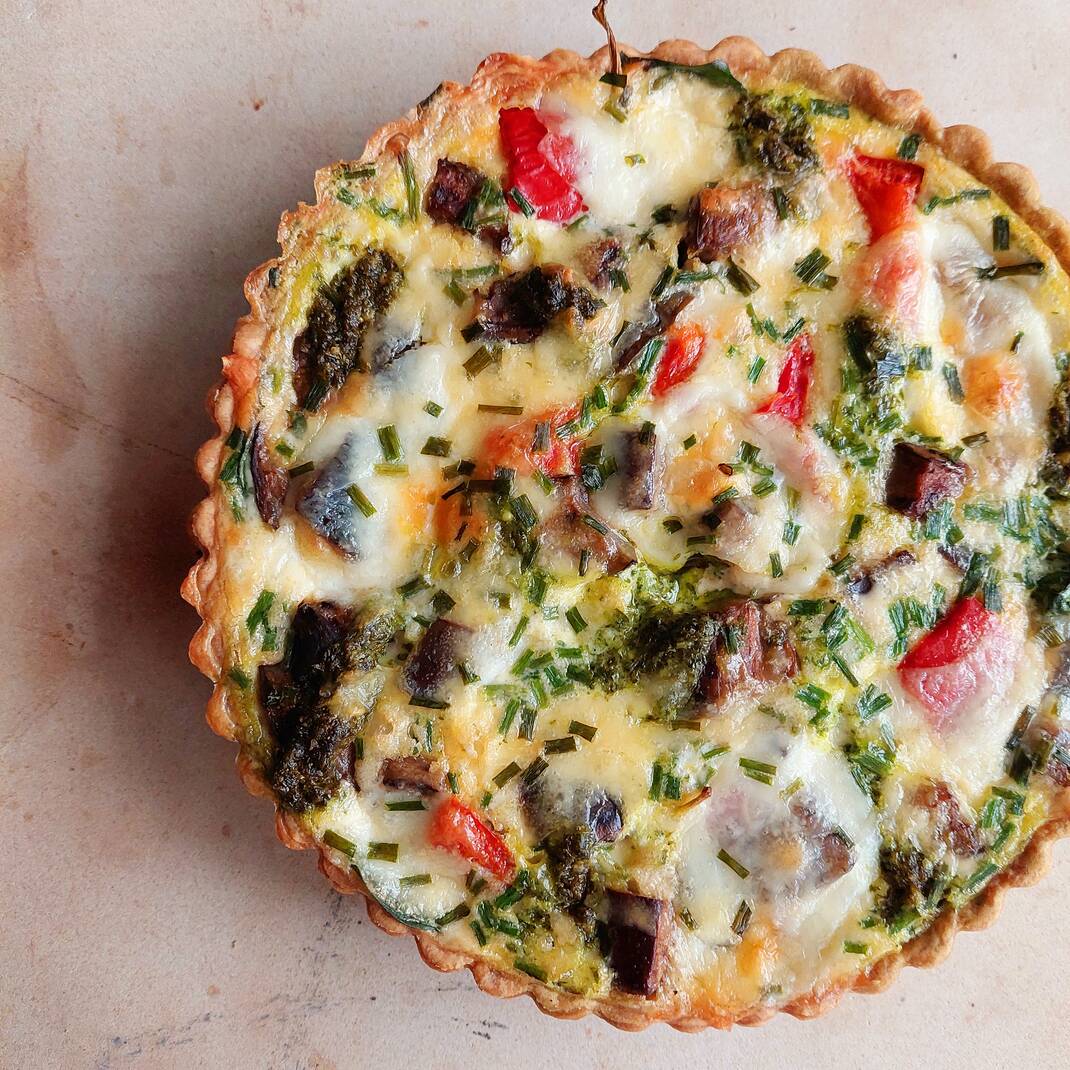 Spinach, Roasted Red Peppers, Aubergines, Pesto and Mozzarella Quiche (Large)