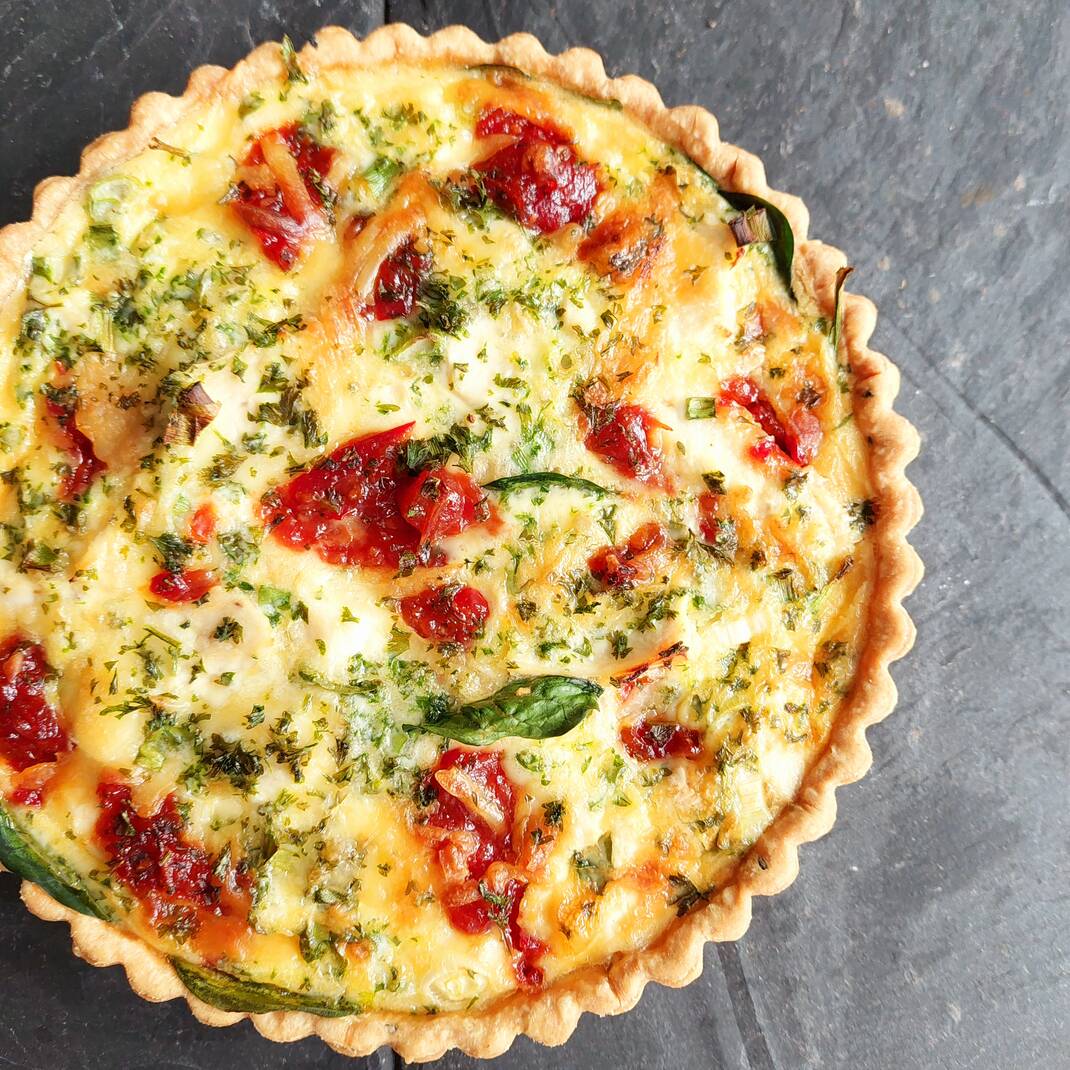 Poached Chicken, Spinach, Spring Onions, Tomato & Chilli Chutney and Cheddar Quiche (Large)